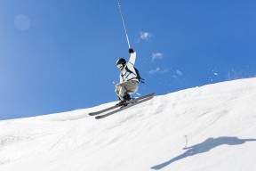 球队边路直塞战术在联赛战斗中的作用解析，球队边路直塞战术在联赛战斗中的作用解析图片