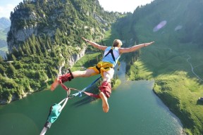 世界学生攀冰夏季赛：冰面应对技术成热门话题，攀冰视频讲解