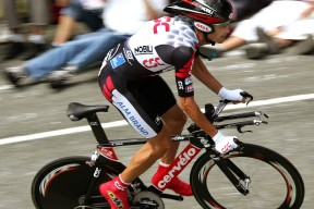 职业球员参与战术设计会议体现战术民主与球员责任感，球队战术风格