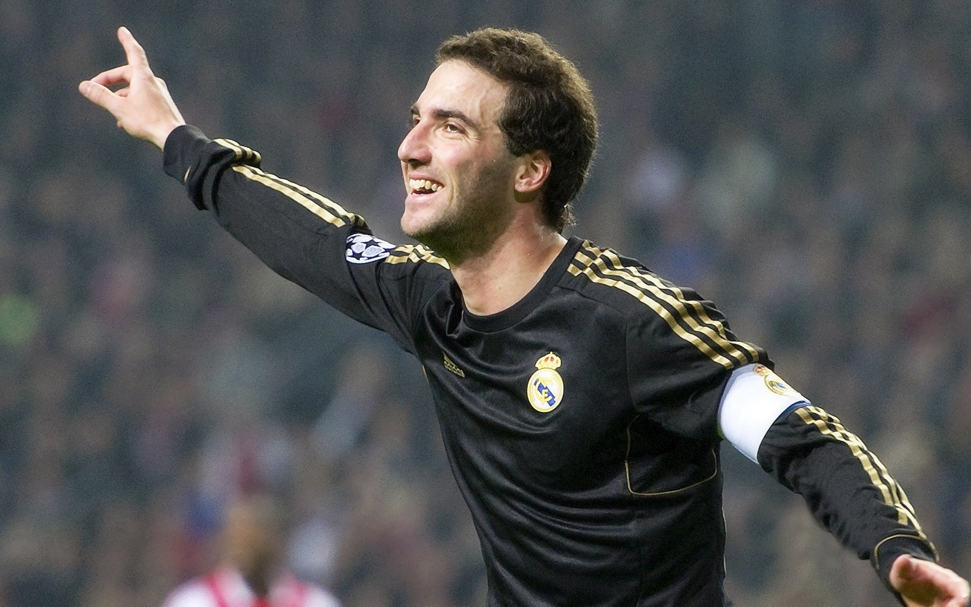 “马科斯·莫奇的灵活防守与精湛技艺，帮助美洲狮队在世界赛场脱颖而出”