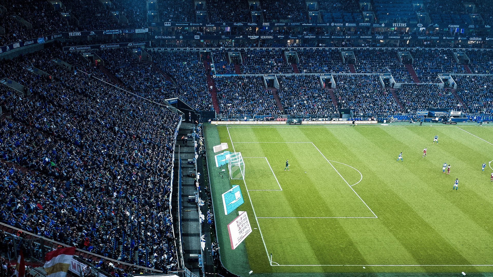 中场菱形布局压制对手传控，菱形中场352